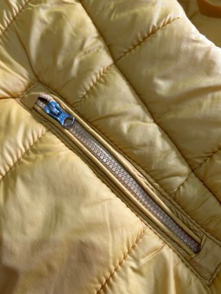 Chaqueta acolchada amarilla con capucha