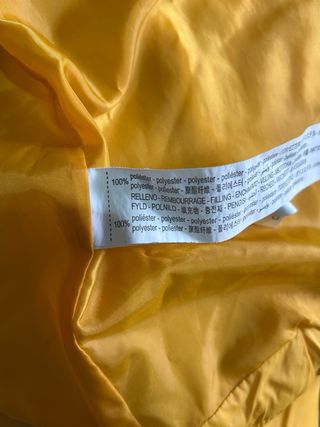 Chaqueta acolchada amarilla con capucha