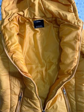 Chaqueta acolchada amarilla con capucha