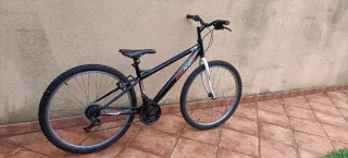 Bicicleta de montaña negra