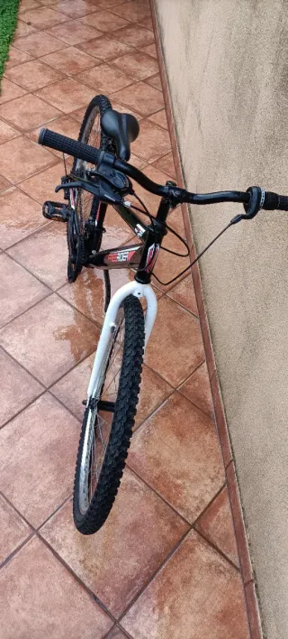 Bicicleta de montaña negra