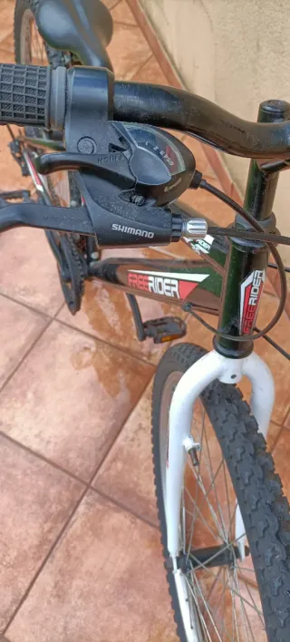 Bicicleta de montaña negra