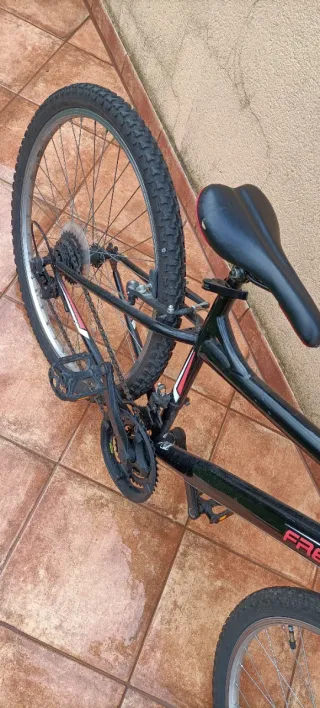 Bicicleta de montaña negra