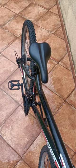 Bicicleta de montaña negra