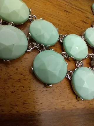 Collana con gemme verdi e turchesi di amazzonite