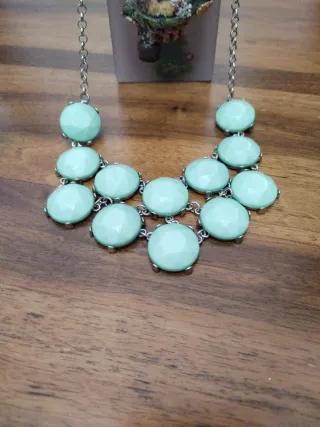 Collana con gemme verdi e turchesi di amazzonite