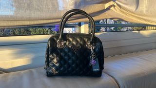 Bolso de mano Guess negro acolchado