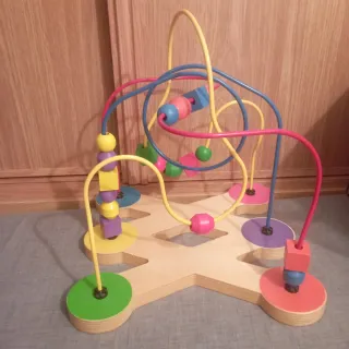 Juguete de madera con cuentas