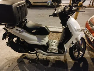Moto Scooter Blanca con Baúl
