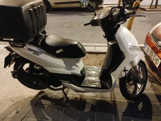 Moto Scooter Blanca con Baúl