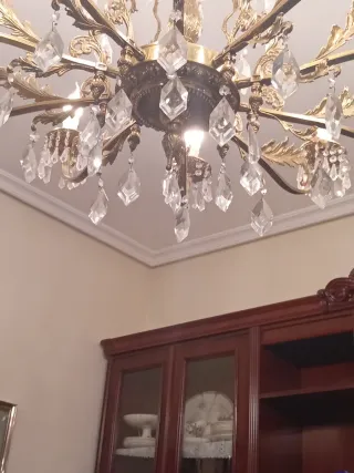 Lámpara de araña dorada y cristal