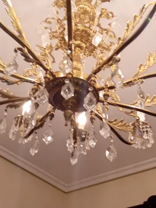 Lámpara de araña dorada y cristal