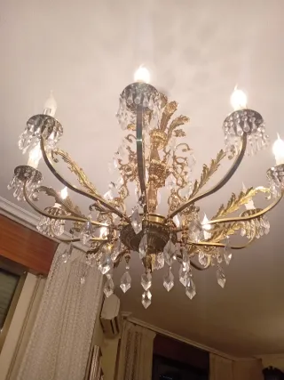 Lámpara de araña dorada y cristal