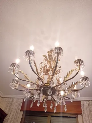 Lámpara de araña dorada y cristal