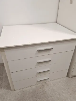 Cómoda blanca de madera