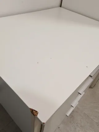 Cómoda blanca de madera