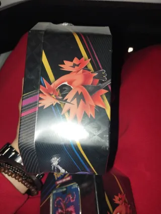 Lata Pokémon Crown Zenith Moltres Español