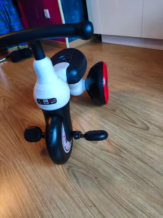 Triciclo infantil blanco y negro