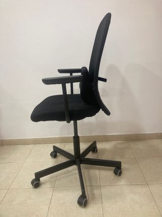 Silla de oficina ergonómica negra