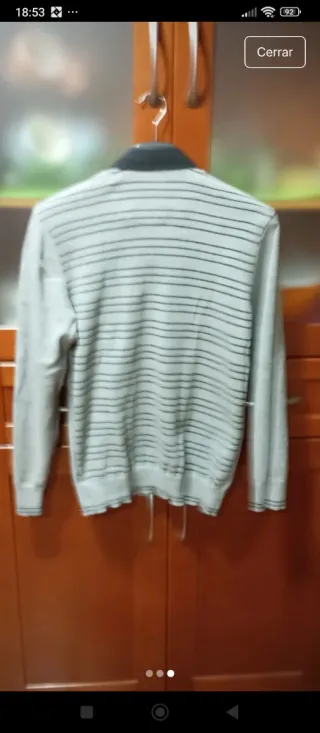 Jersey gris con cuello de camisa negro