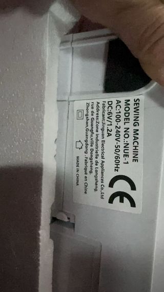 Máquina de coser rosa y blanca