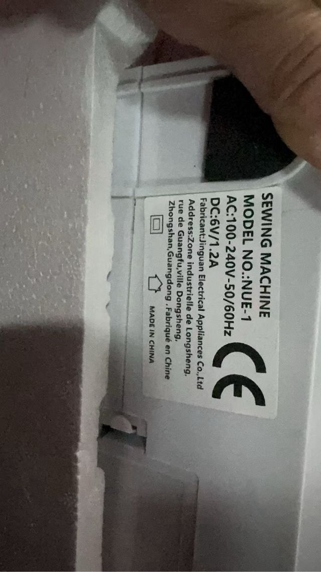 Máquina de coser rosa y blanca