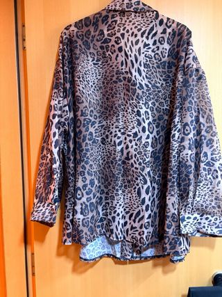 Blusa de mujer con estampado de leopardo