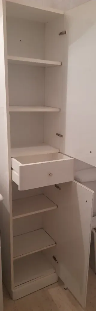 Cala de finestrat.Armario baño blanco madera