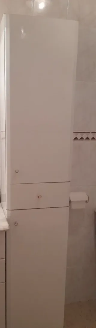 Cala de finestrat.Armario baño blanco madera