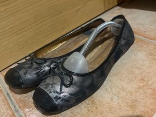 Bailarinas elegantes negro y dorado