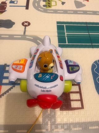Avión de arrastre infantil con oso piloto