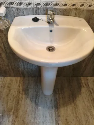 Lavabo de cerámica blanco y metal
