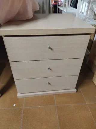 Mesita de noche de madera