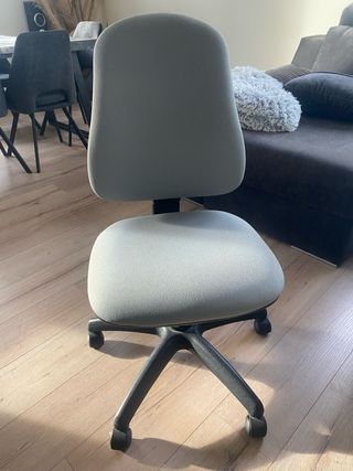 Silla de oficina gris