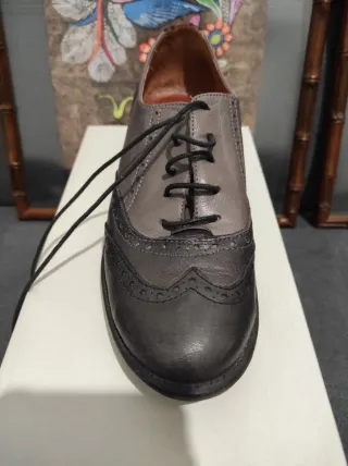 Zapatos Oxford grises y negros
