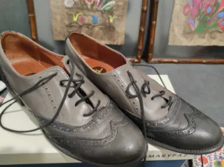 Zapatos Oxford grises y negros