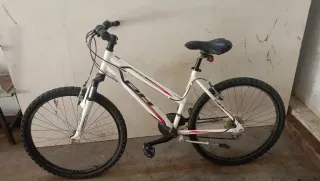 Bicicleta de montaña BH blanca
