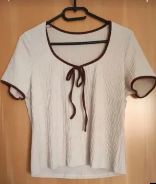 Camiseta beige con lazo y ribete marrón