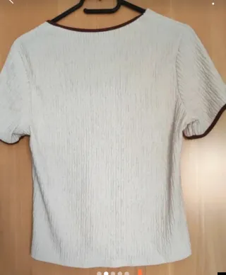 Camiseta beige con lazo y ribete marrón