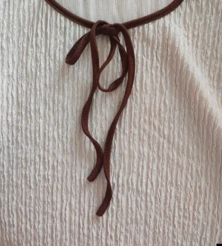 Camiseta beige con lazo y ribete marrón