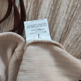 Camiseta beige con lazo y ribete marrón