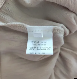 Camiseta beige con lazo y ribete marrón