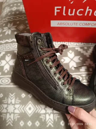 Botín FLUCHOS mod. pompas en piel verde metalizada