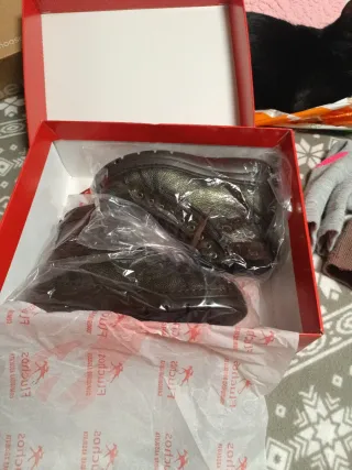 Botín FLUCHOS mod. pompas en piel verde metalizada