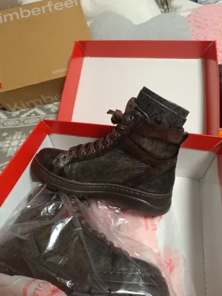 Botín FLUCHOS mod. pompas en piel verde metalizada