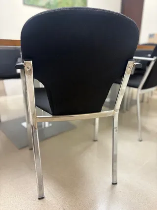 Sillas de oficina negras y plateadas