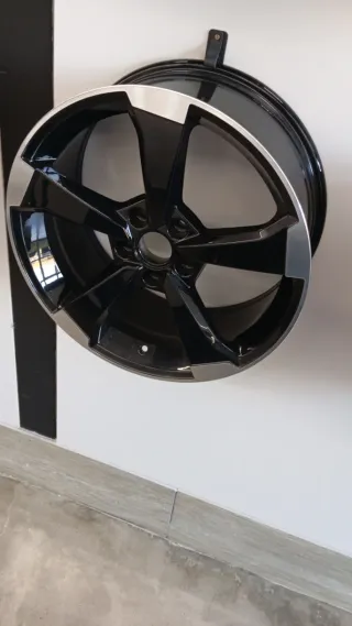 Llanta 18 Negra Pulida