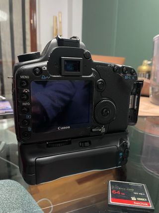 Canon EOS 5D Mark II + Grip