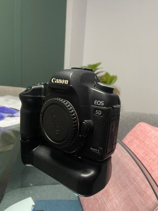 Canon EOS 5D Mark II + Grip