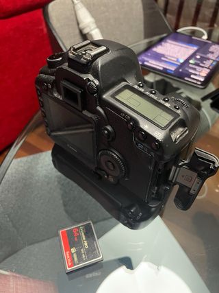 Canon EOS 5D Mark II + Grip